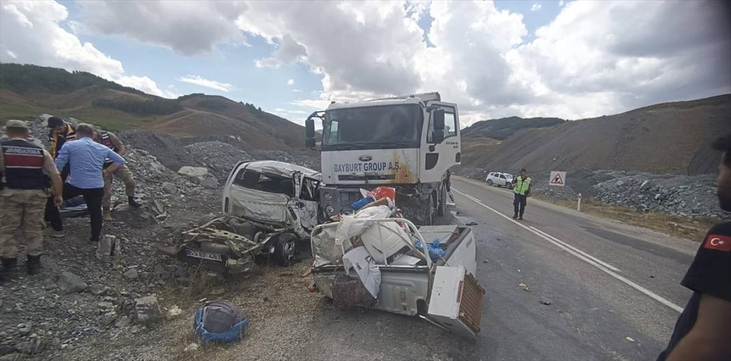 Hafriyat kamyonunun çarptığı pikap ikiye bölündü: 3 ölü 3